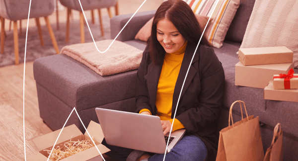 mulher recebendo seus pedidos em casa