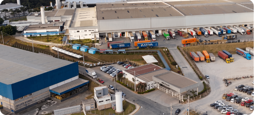 Visão aérea do complexo industrial e logístico da Multi (Multilaser), que eliminou riscos fiscais e escalou D2C.